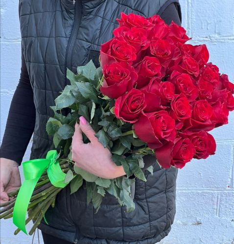 "Севилья"- букет из красных роз с доставкой по городу по Ярославлю